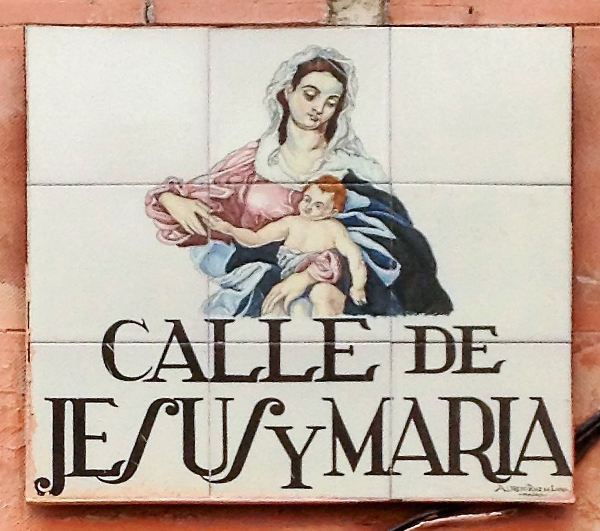 Das traditionelle Keramikschild der "Calle de Jesús y María" im Herzen von Madrid.